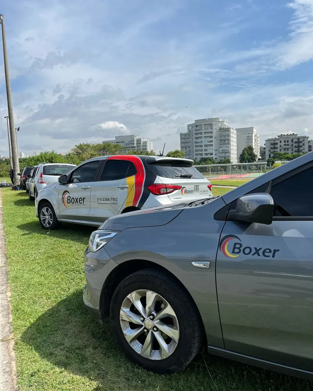 Frota de viaturas da Boxer em operação, com a cidade de São Paulo ao fundo