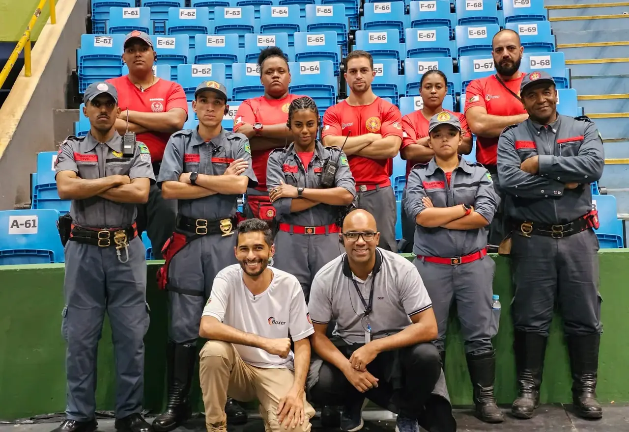 Equipe de segurança e bombeiros civis da Boxer posicionada em um estádio
