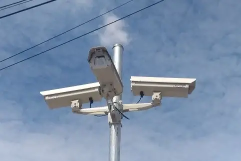Conjunto de câmeras de segurança instalado em poste, sob céu aberto
