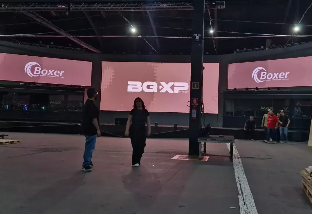 Painéis com a marca Boxer na estrutura de um evento